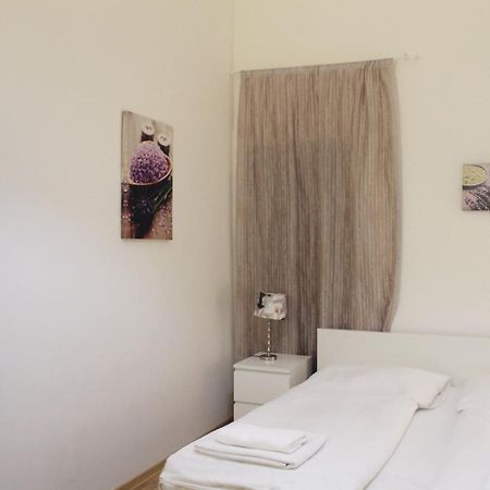 Modern Apartment Ve Smeckach 28 Praga Zewnętrze zdjęcie