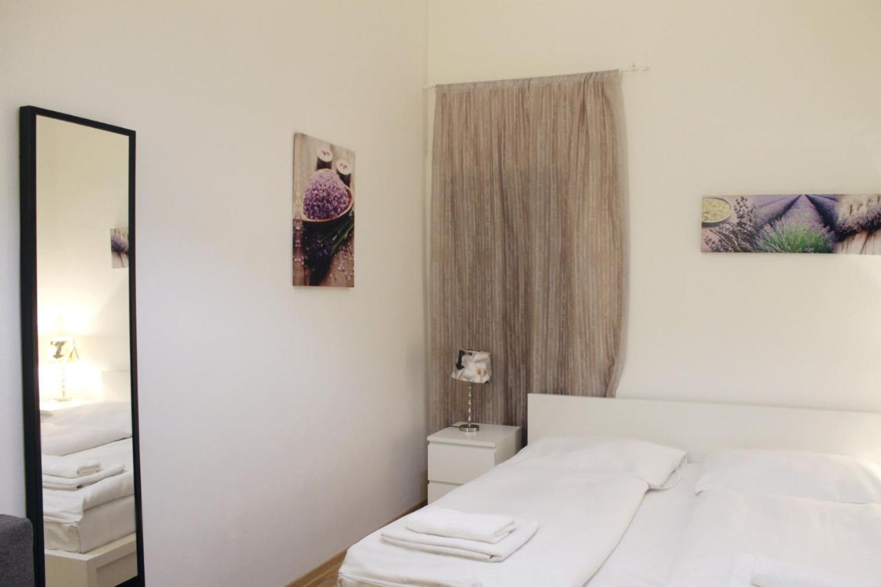 Modern Apartment Ve Smeckach 28 Praga Zewnętrze zdjęcie